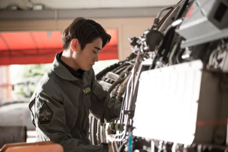 항공기 엔진 부품을 점검하는 실습 모습