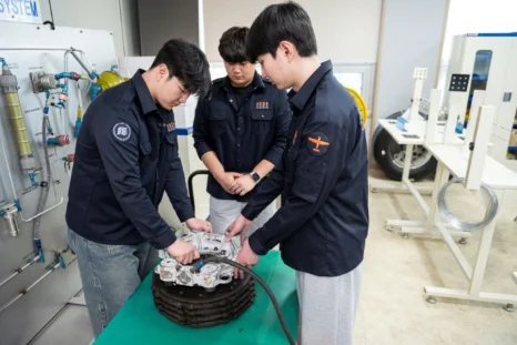 항공기 부품을 함께 점검하는 실습 모습