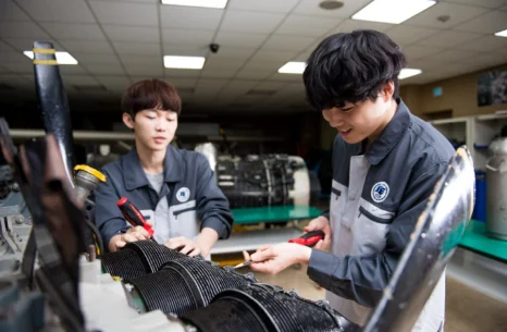 항공기 부품을 함께 살펴보는 실습 모습