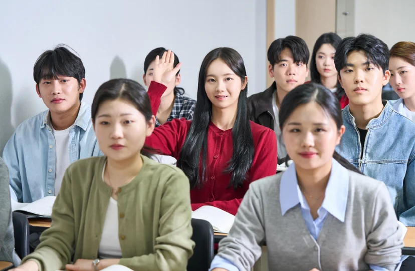 교실에서 수업을 듣는 학생들