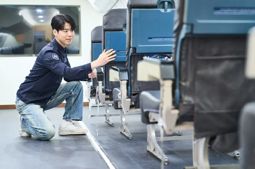 항공기 객실 장비를 점검하는 모습