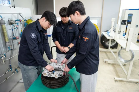 실습 장비를 함께 살펴보는 사람들