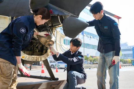 헬리콥터 엔진 주변에서 실습하는 학생들