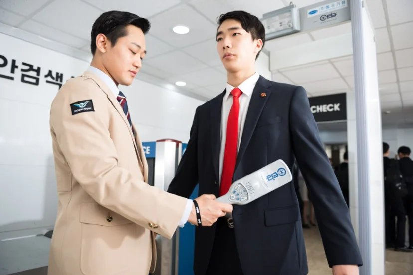 공항 보안검색을 진행하는 모습