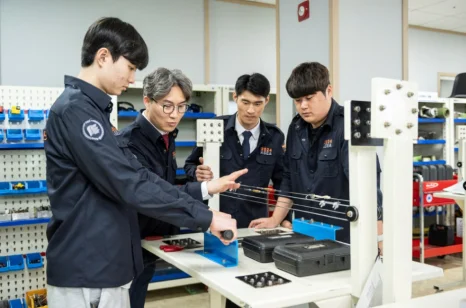 실습실에서 장비를 사용해 작업하는 모습