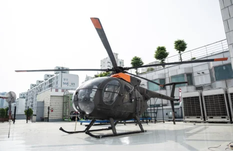학교 야외 공간에 전시된 헬리콥터