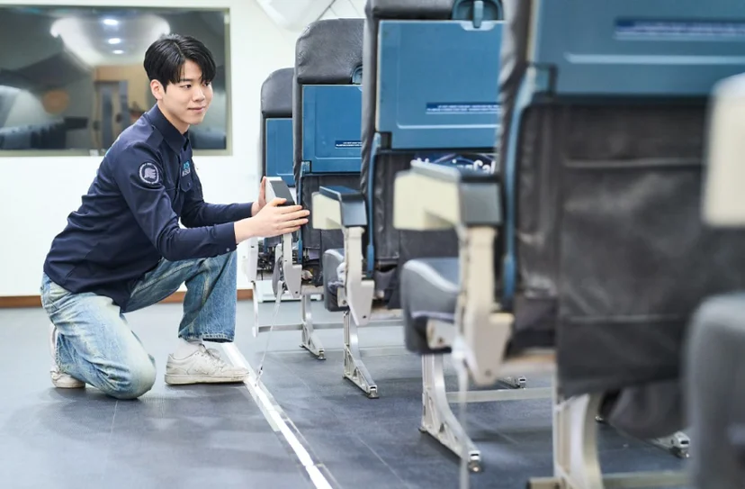 항공기 객실 실습 장비를 점검하는 모습