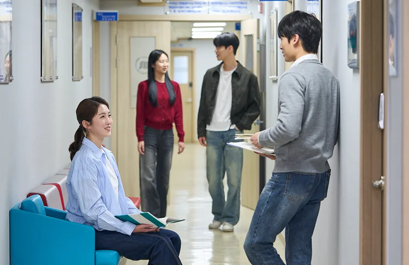 복도에서 이야기를 나누는 학생들