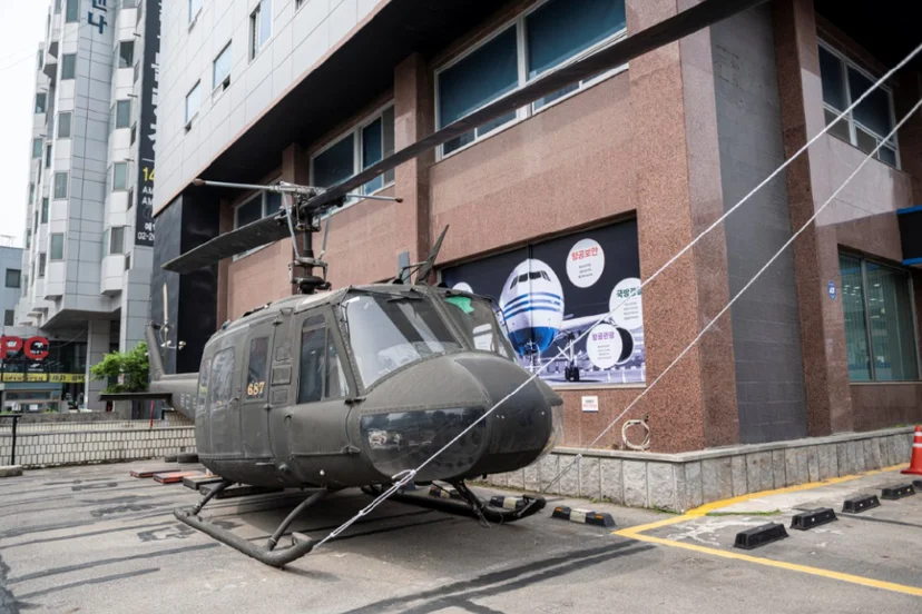 아세아항공직업전문학교 건물 앞에 전시된 헬리콥터