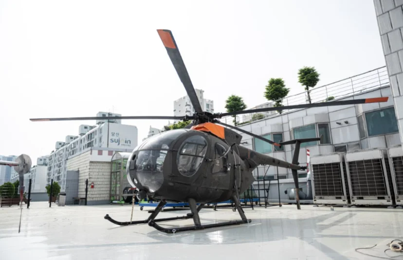 학교 야외 공간에 전시된 헬리콥터