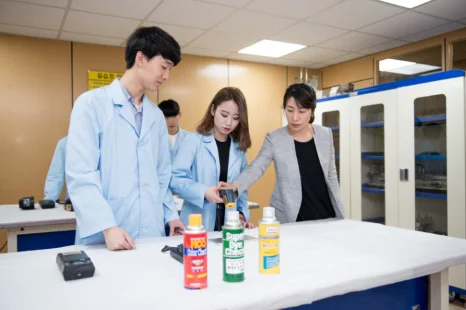 과학 실습에 참여하는 학생들