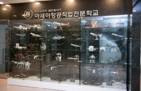 학교에 전시된 항공기 모형