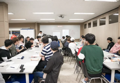 강의실에서 수업에 참여하는 학생들