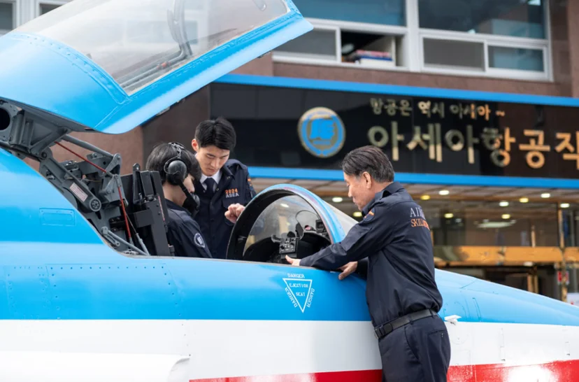 항공기 기체를 점검하는 실습 모습