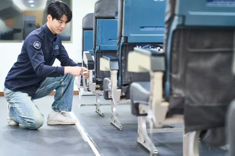 항공기 객실 실습 장비를 점검하는 모습