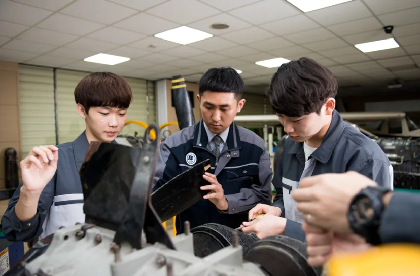 항공기 부품을 점검하는 실습 모습