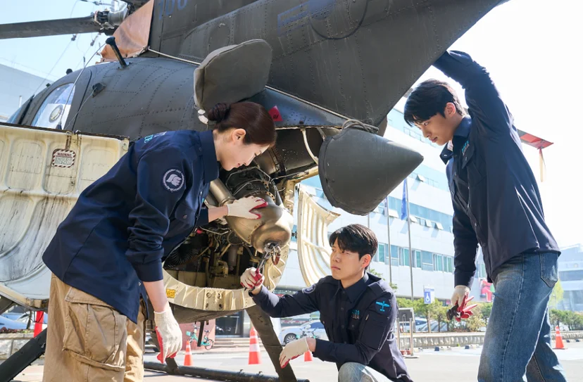 항공기 프로펠러 주변을 점검하는 실습 모습