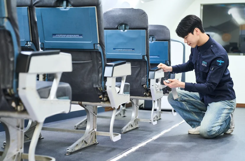 항공기 객실 좌석을 점검하는 실습 모습