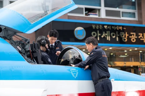 항공기 기체를 점검하는 실습 모습