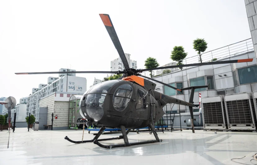 학교 야외 공간에 전시된 헬리콥터