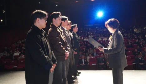 무대에서 진행하는 증서 전달 모습