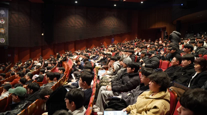 행사장 객석에 앉아 있는 참석자들