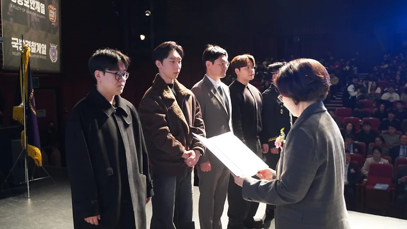 무대에서 진행하는 증서 전달 모습