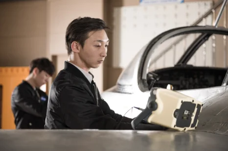 항공기 기체 내부를 점검하는 실습 모습