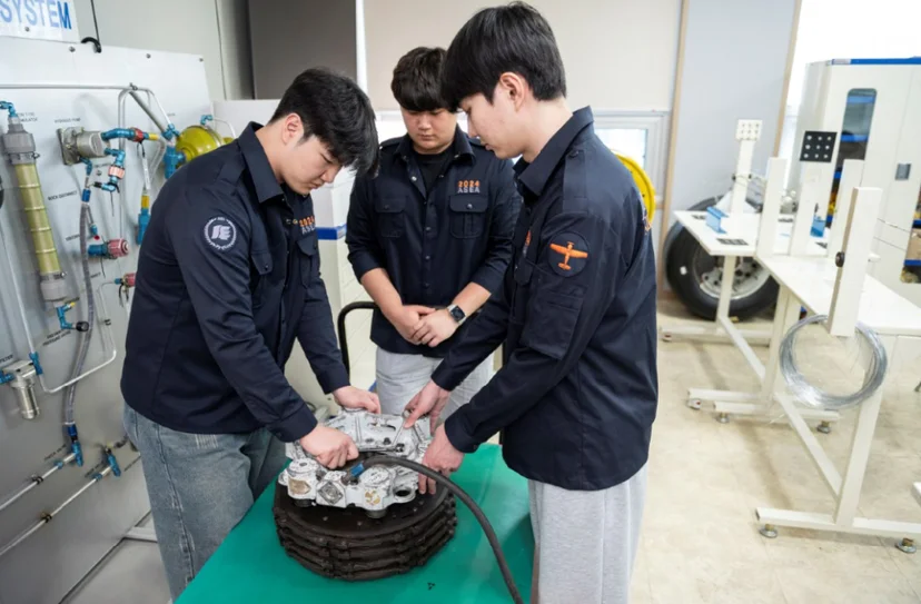 항공기 부품을 점검하는 실습 모습
