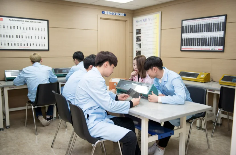 과학 실습에 참여하는 학생들