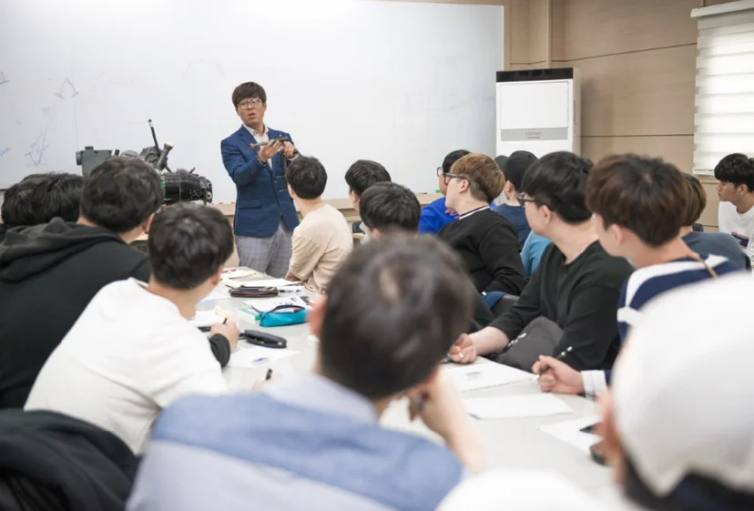 강의실에서 설명을 듣는 학생들