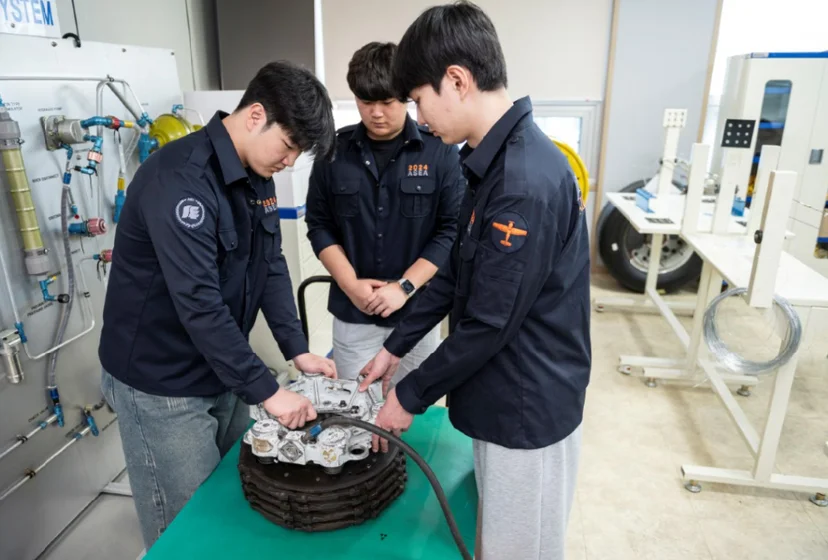항공기 부품을 점검하는 학생들