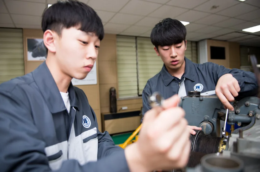 항공기 부품을 점검하는 실습 모습