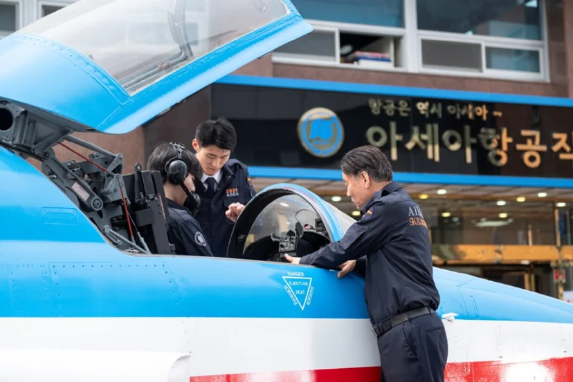 항공기 조종석에서 진행하는 실습 모습