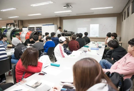 수업을 듣는 학생들