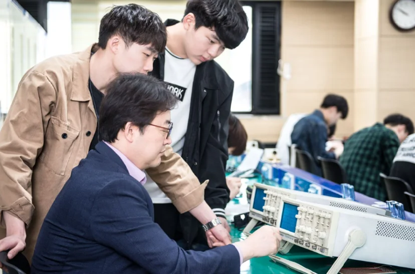 항공 장비를 살펴보는 실습생