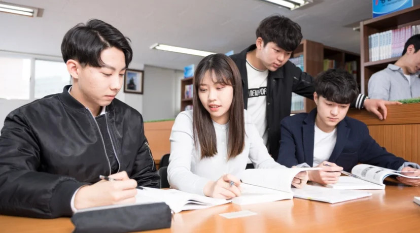 도서관에서 함께 공부하는 학생들