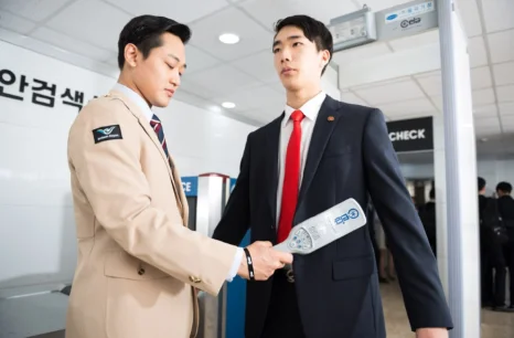 보안 검색 장비를 설명하는 모습