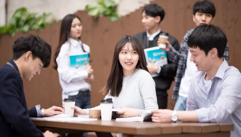함께 공부하며 이야기하는 학생들