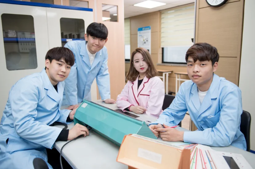 실습실에서 도구를 살펴보는 사람들