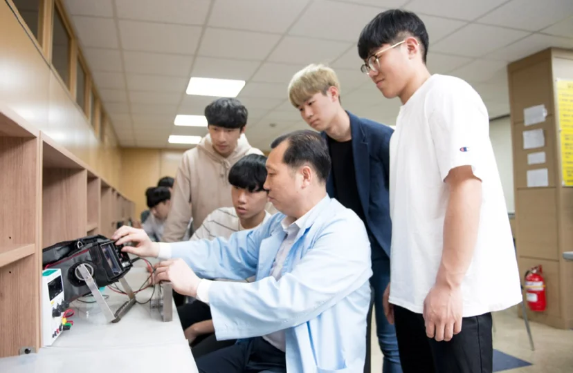 실습 장비를 함께 살펴보는 사람들