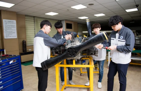 항공기 부품을 실습 장비 위에서 살펴보는 모습
