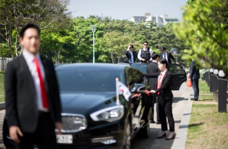 차량 주변에서 의전 상황을 준비하는 모습
