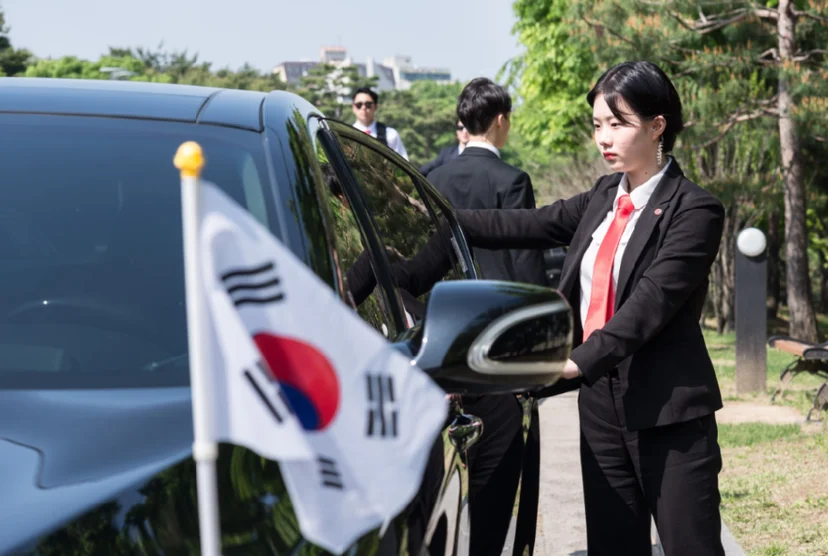 차량 주변에서 의전 상황을 준비하는 모습