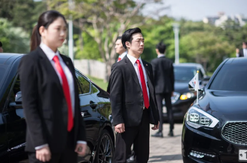 차량 주변에서 의전 상황을 준비하는 모습