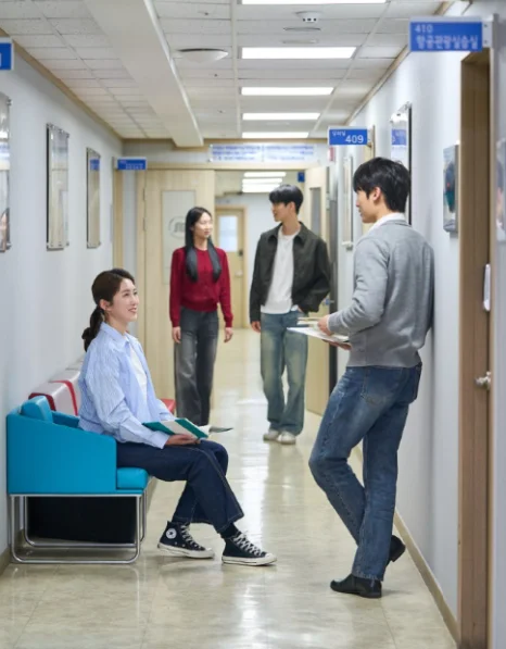 학교 복도에서 이야기하는 학생들