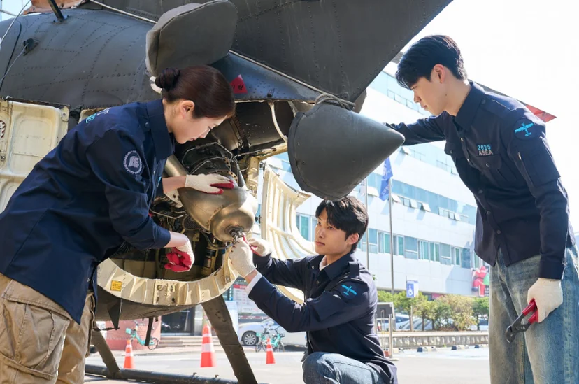 야외 항공기 하부를 점검하는 실습 모습