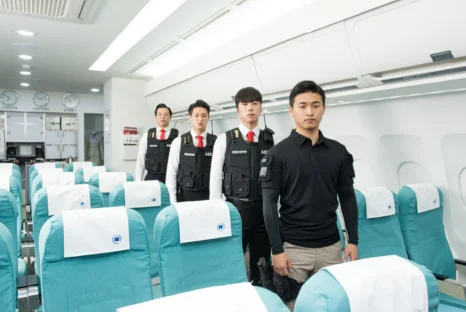 항공기 기내 실습 공간을 둘러보는 모습