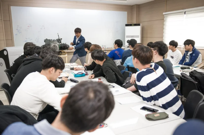 강의실에서 수업에 참여하는 학생들