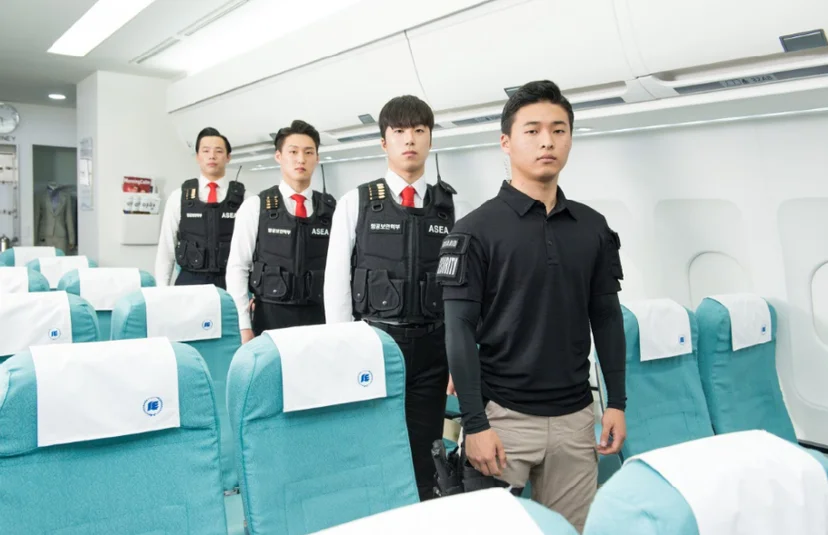 항공기 객실에서 진행하는 보안 실습 모습
